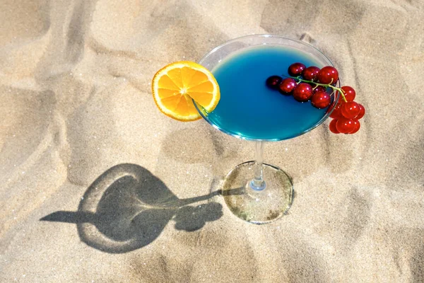 Cocktail Blue Curacao Melon Liqueur Pineapple Juice Currant Orange Sand — Foto Stock