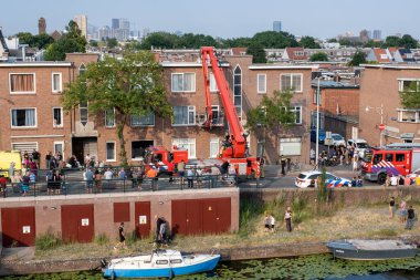 Lahey, NETHERLANDS - 20 Temmuz 2022: 112 Ambulans ve İtfaiye Motoru Lahey 'deki evin yakınındaki kalabalıkta.
