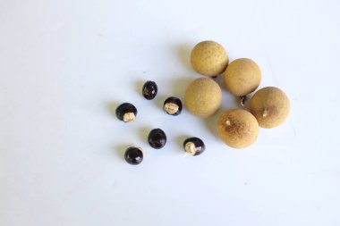 Üst görüş Dimocarpus Longan, Longan ve tohum beyaz arka planda izole. Taze Longan Thai meyvesi.
