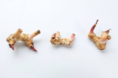 Taze galangal, sebzeler beyaz arka planda izole edilmiş.