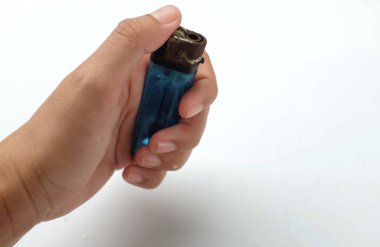Mavi çakmağı tutan adam beyaz arka planda izole eder