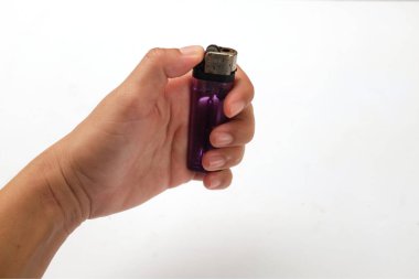 Mor çakmak tutan adam beyaz arka planda izole