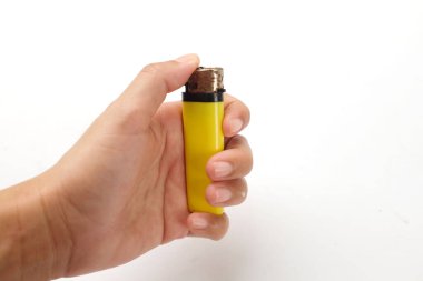 Sarı çakmağı tutan adam beyaz arkaplanda izole edilmiş.