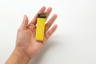 Sarı çakmağı tutan adam beyaz arkaplanda izole edilmiş.