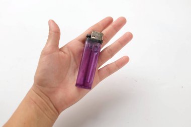Mor çakmak tutan adam beyaz arka planda izole