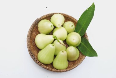  Tahta bir sepette yeşil yapraklı taze yeşil elma resmi beyaz bir arkaplanda izole edilmiş.