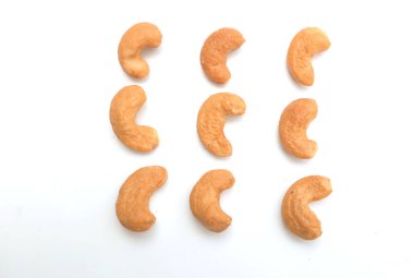 Beyaz arka planda izole edilmiş kavrulmuş kaju fıstığı. Sağlıklı yiyecek ve kilo kaybı kavramları.