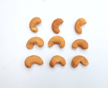 Beyaz arka planda izole edilmiş kavrulmuş kaju fıstığı. Sağlıklı yiyecek ve kilo kaybı kavramları.