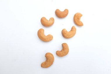 Beyaz arka planda izole edilmiş kavrulmuş kaju fıstığı. Sağlıklı yiyecek ve kilo kaybı kavramları.