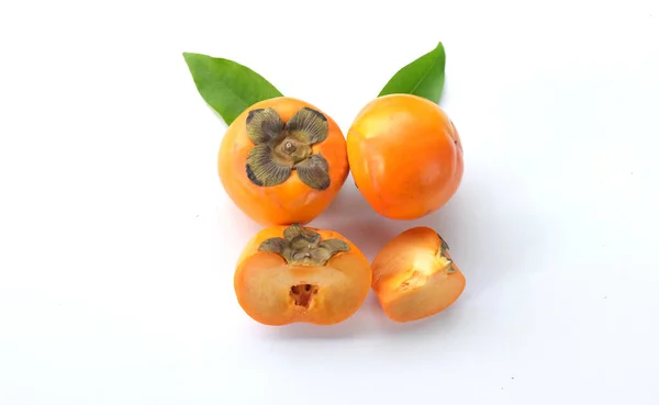 果実の半分に切った新鮮な甘い熟れたオレンジの柿は白い背景に隔離されています — ストック写真