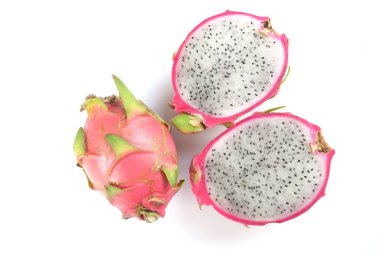 Olgun pembe ejder meyvesi ve pitaya bütün ve beyaz bir arka planda izole kesim.