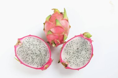 Olgun pembe ejder meyvesi ve pitaya bütün ve beyaz bir arka planda izole kesim.