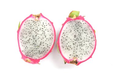 Olgun pembe ejder meyvesi ve pitaya bütün ve beyaz bir arka planda izole kesim.