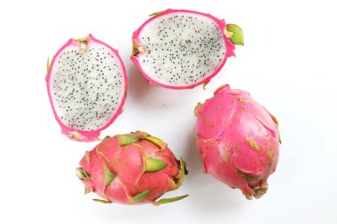 Olgun pembe ejder meyvesi ve pitaya bütün ve beyaz bir arka planda izole kesim.