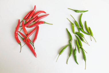 Yaklaş ve dümdüz uzan Kırmızı acı biber beyaz arka planda izole et