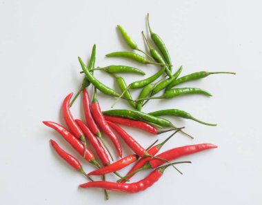 Yaklaş ve dümdüz uzan Kırmızı acı biber beyaz arka planda izole et