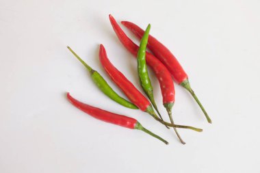 Yaklaş ve dümdüz uzan Kırmızı acı biber beyaz arka planda izole et