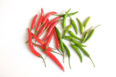 Yaklaş ve dümdüz uzan Kırmızı acı biber beyaz arka planda izole et