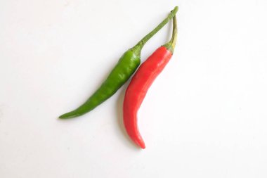 Yaklaş ve dümdüz uzan Kırmızı acı biber beyaz arka planda izole et