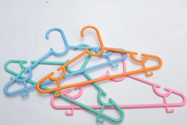 Kleurrijke Plastic Hangers Voor Kinderkleding Isoleren Een Witte Achtergrond — Stockfoto