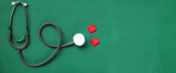 Flat Lay Stethoscope Red Hearts Green Background Health Care Concept — Stock Photo, Image