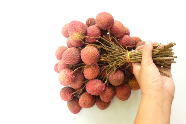 Cerrar Una Mano Sosteniendo Racimo Fruta Fresca Lichi Madura Aislado —  Fotos de Stock