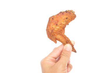 Beyaz bir arka planda kızarmış tavuk kanadı tutan bir kadın elini kapatır.