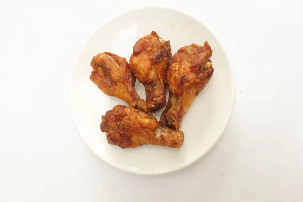 Κλείστε Ένα Τηγανητό Κοτόπουλο Drumsticks Λευκό Πιάτο Απομονώσει Ένα Λευκό — Φωτογραφία Αρχείου