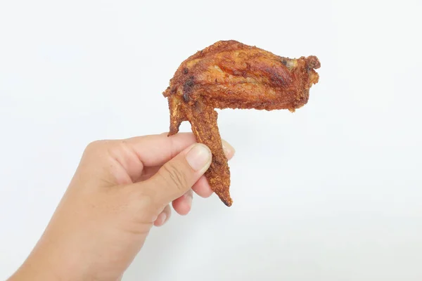 Tangan Wanita Dekat Memegang Sayap Ayam Goreng Dalam Hidangan Putih — Stok Foto