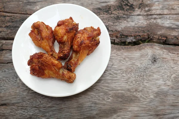 Menutup Stik Ayam Goreng Dalam Hidangan Putih Pada Latar Belakang — Stok Foto
