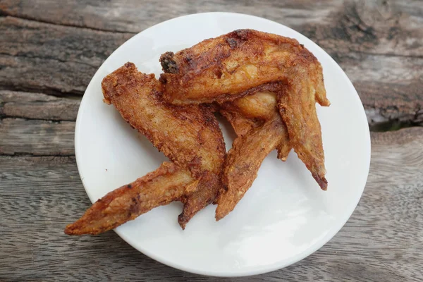 Menutup Sayap Ayam Goreng Piring Putih Pada Latar Belakang Kayu — Stok Foto