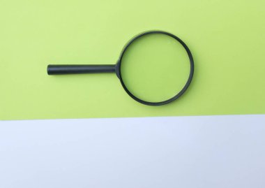 İzole edilmiş yeşil ve beyaz arkaplanda büyüteç