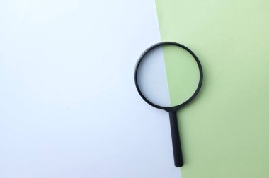 İzole edilmiş yeşil ve beyaz arkaplanda büyüteç