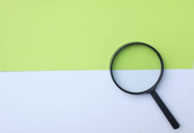 İzole edilmiş yeşil ve beyaz arkaplanda büyüteç