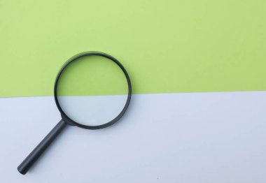 İzole edilmiş yeşil ve beyaz arkaplanda büyüteç