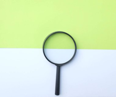 İzole edilmiş yeşil ve beyaz arkaplanda büyüteç