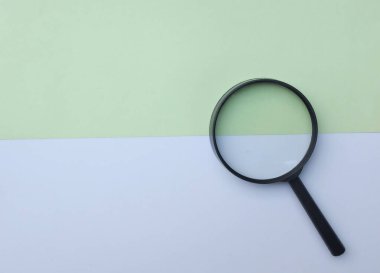 İzole edilmiş yeşil ve beyaz arkaplanda büyüteç