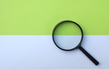 İzole edilmiş yeşil ve beyaz arkaplanda büyüteç