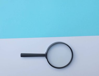 İzole edilmiş mavi ve beyaz arkaplanda büyüteç