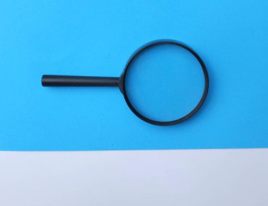 İzole edilmiş mavi ve beyaz arkaplanda büyüteç