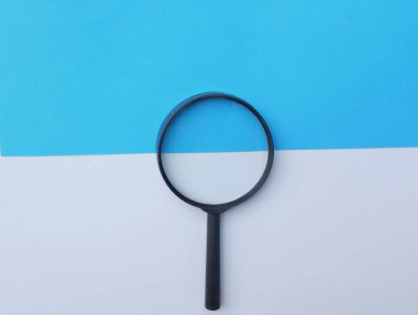 İzole edilmiş mavi ve beyaz arkaplanda büyüteç