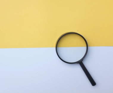 İzole edilmiş sarı ve beyaz arkaplanda büyüteç