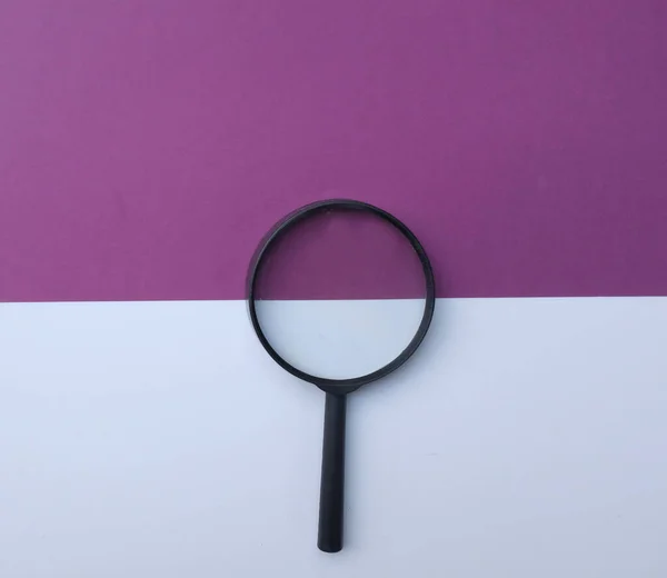 Black Magnifying Glass Colored Paper White Purple Geometric Shapes Backgrund — Foto Stock