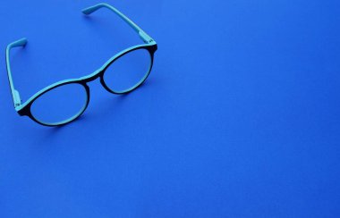Temiz gözlük, mavi çerçeveli mavi gözlükler mavi arka planda modern stil.