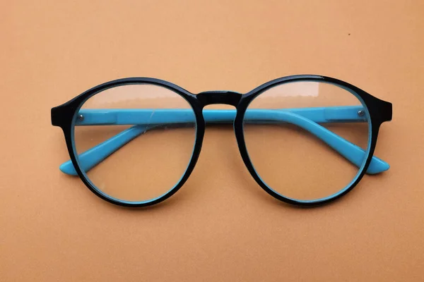 Temiz Gözlükler Kahverengi Arka Planda Tel Şeritli Mavi Çerçeveler — Stok fotoğraf