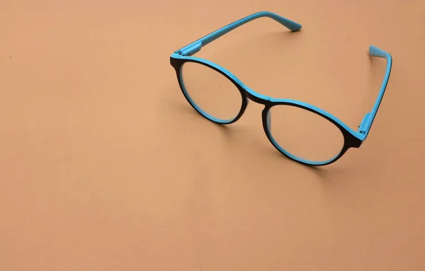 Διάφανα Γυαλιά Γυαλιά Μπλε Πλαίσιο Ταινία Σύρμα Μοντέρνο Στυλ Καφέ — Φωτογραφία Αρχείου