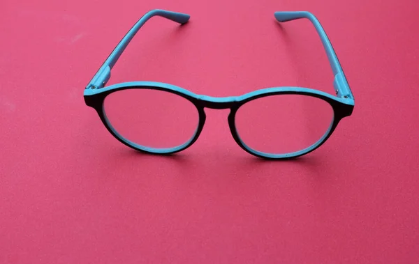 Temiz Gözlükler Pembe Arka Planda Kablo Şeritli Mavi Çerçeveler — Stok fotoğraf