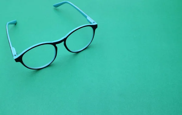 Przezroczyste Okulary Okulary Niebieska Ramka Taśmą Drucianą Nowoczesny Styl Zielonym — Zdjęcie stockowe