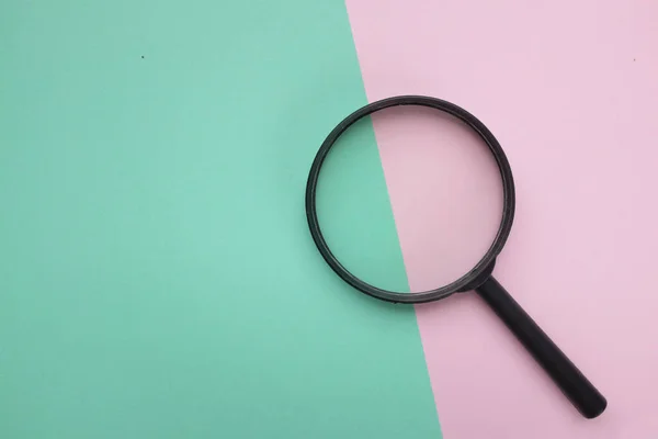 Black Magnifying Glass Pink Green Pastel Background Used Searching Expanding — Foto Stock