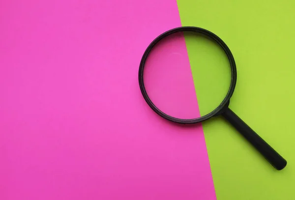 Black Magnifying Glass Pink Green Background Used Searching Expanding Books — Foto Stock